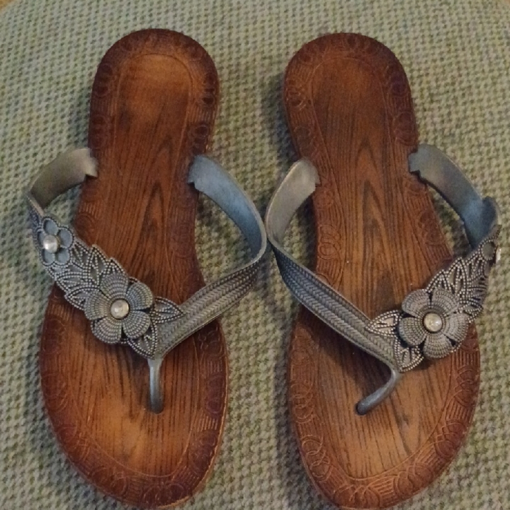 Floral Embellished Gray Sandals